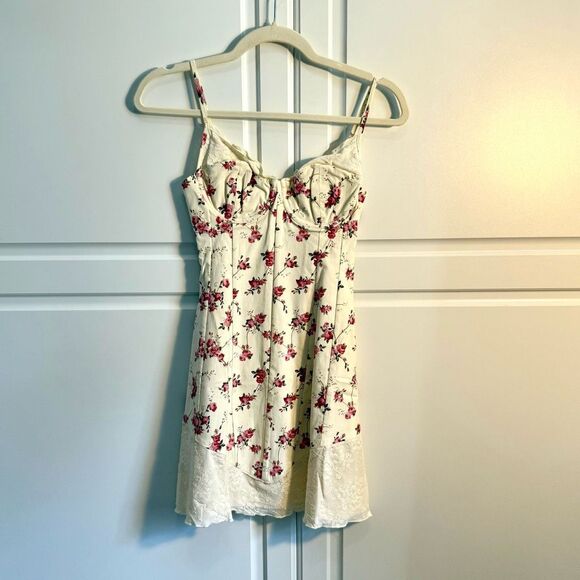 NWT WeWoreWhat Ivory Lace Trim Peplum Rose Print Corset Mini Dress.  Size 2 - Picture 3 of 8